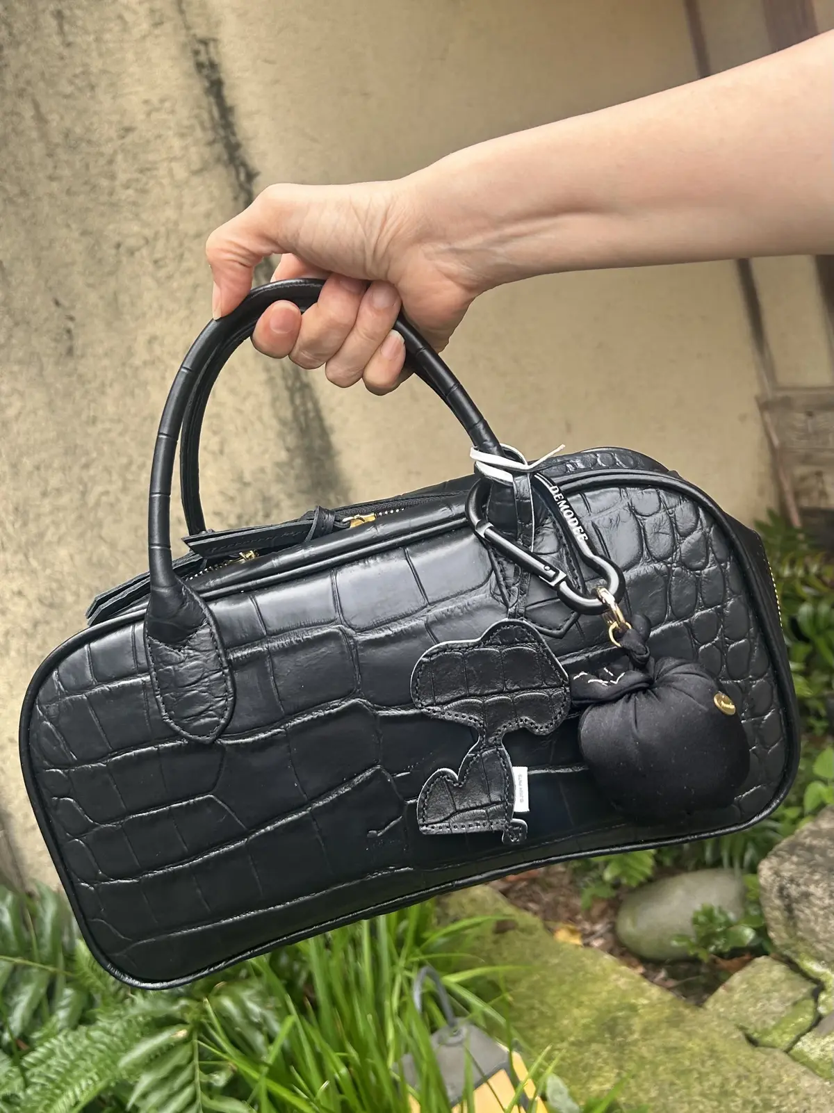 クロコ型押しバック　ブラックバック　SNOOPYチャーム　デモデチャーム　大人のチャーム