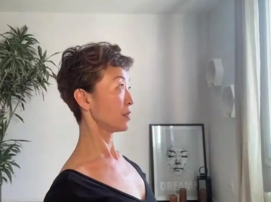 OurAge×Webエクラ 40代50代　頭の位置　調整　あごを引き、胸を開き、前に出ていた頭を斜め後ろ方向へと引っ張る