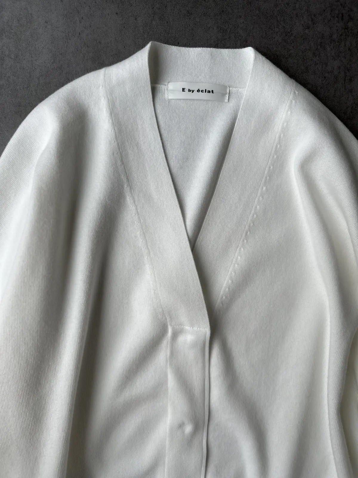 E by éclatの「Vネックスナップの画像_8
