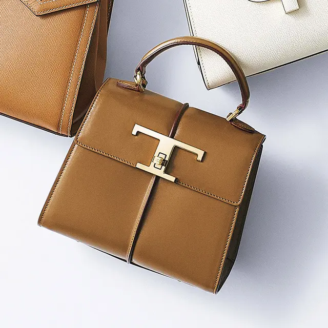 明るめのブラウン系カラーに、エッジを効かせたディテールがモダンに映える。