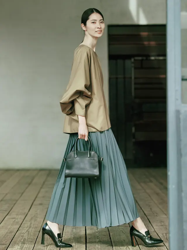 細身のシルエットがスタイリッシュなヒールローファー