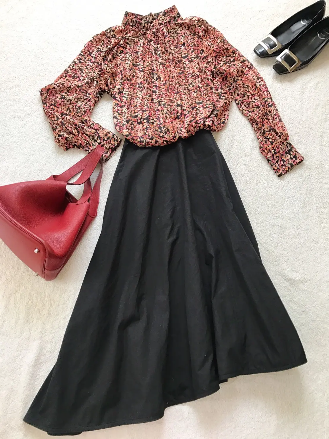 柄ブラウスで女性らしさをプラスの画像_1