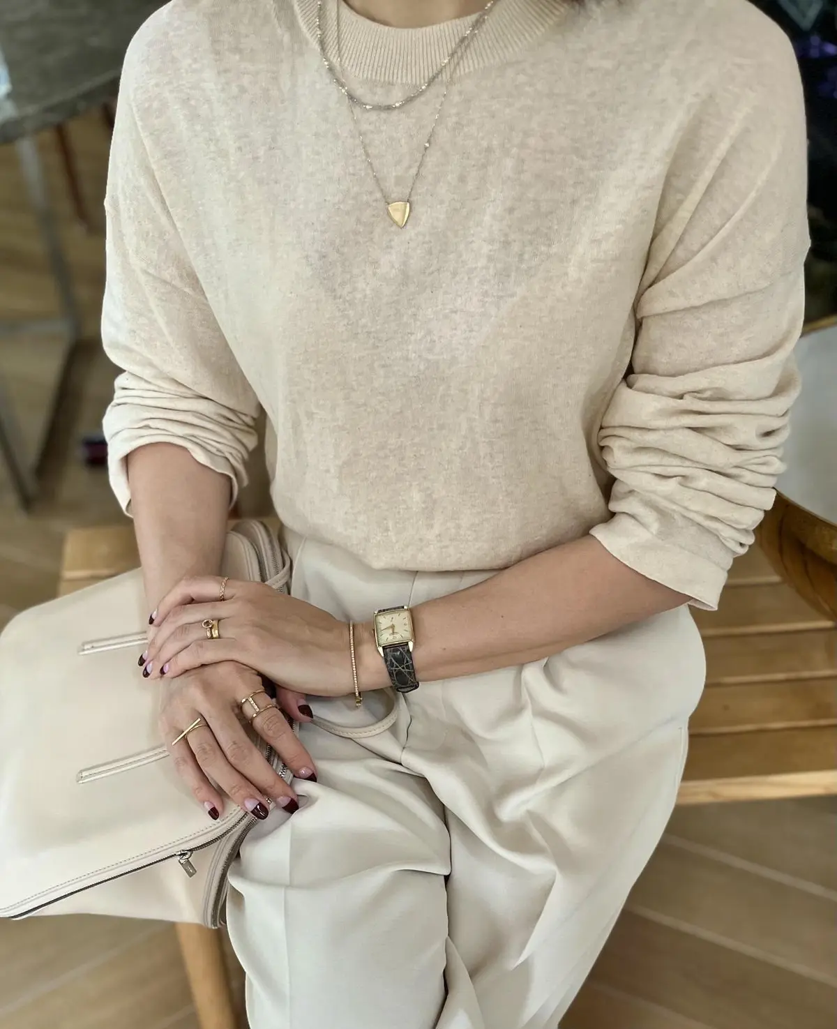 ベージュコーデには「ゴールド」で光を足す！