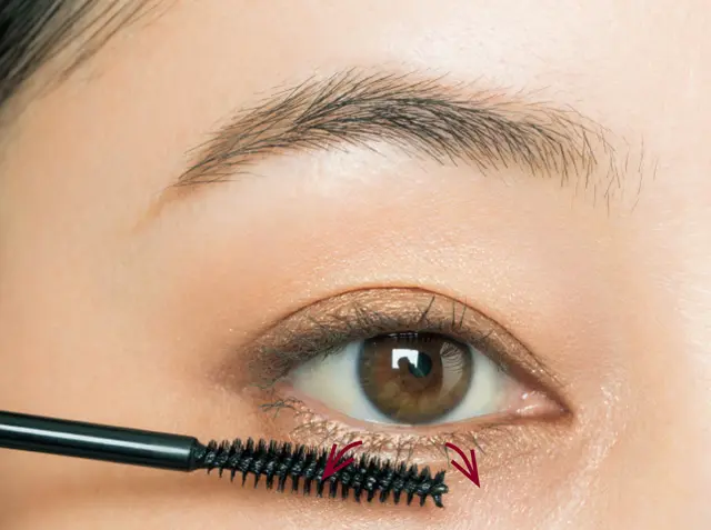 上下まつ毛に2度塗りする