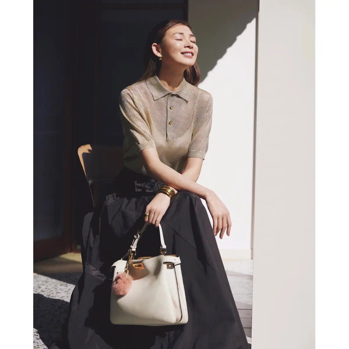 ベージュ半袖ポロニットにダークブラウンのフレアスカートを合わせたコーディネート　モデル・SHIHO