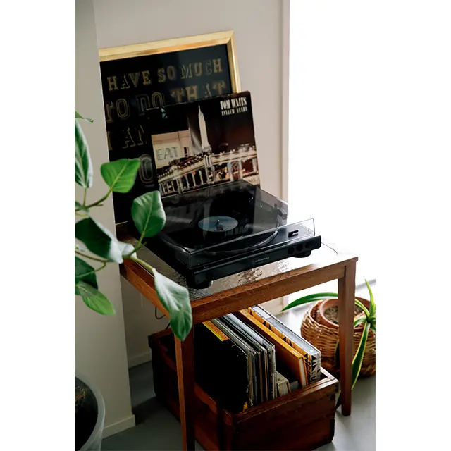 TRUCKのサイドテーブルの上にはレコー ドプレイヤーを