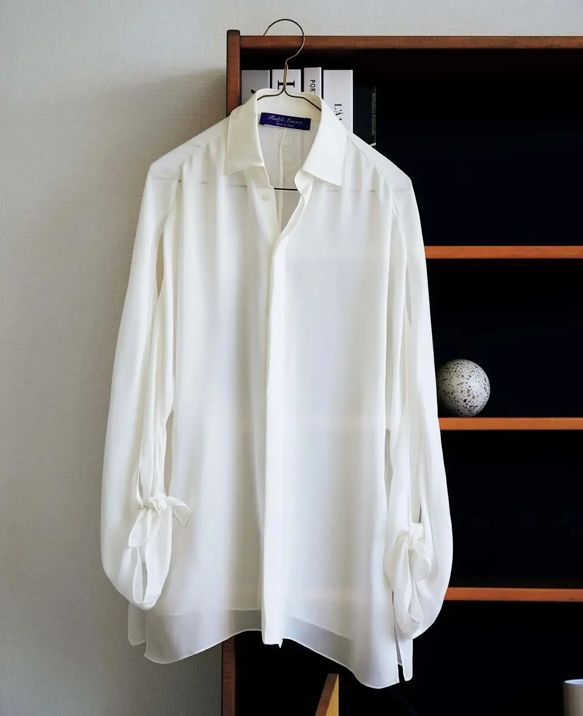 【50代が買うべき春トップス】透け感がポイント！ 大人に似合うクリーンな白トップス4選