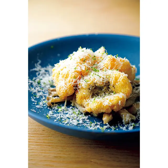 パルミジャーノチーズと柚子をふりかけた「ハモカツとキノコのマリネ」￥1,500