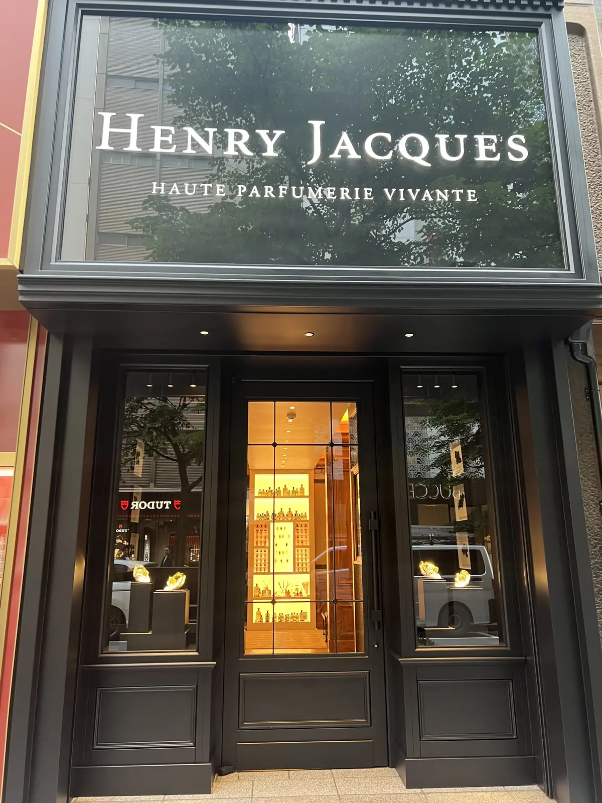 並木通り沿いにある日本のアンリジャック