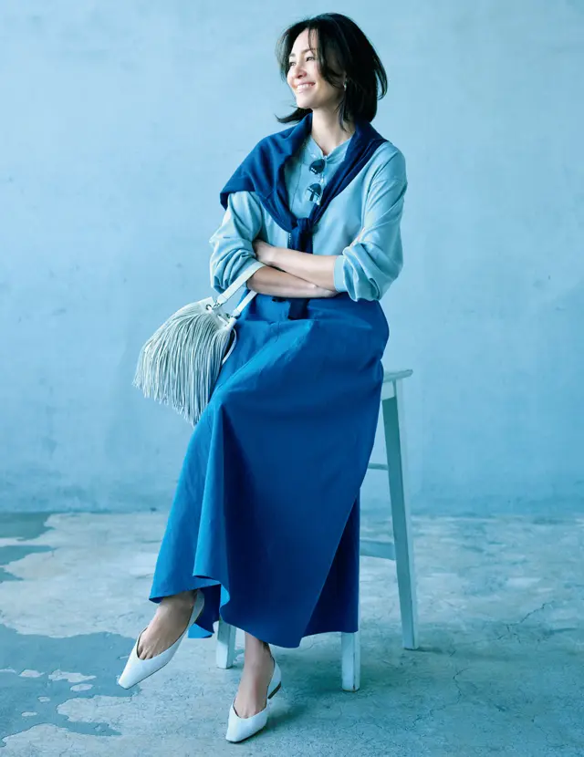 鮮やかブルーのグラデーションのスカートのRINA