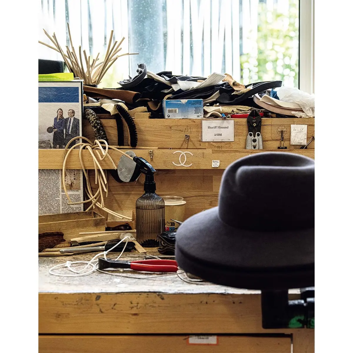 シャプリエの作業机には、完成間近の「ヴ ィルジニー」が。あとは縁をカットするだけ