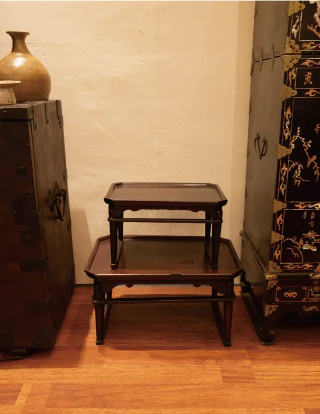 韓国でもインテリアアイテムとして人気が高い小盤。小さいものは高貴な人々の服薬用として作られ、少数しか残存しないため高額。「サイドテーブルとしてぜひ」（チェさん）。（下）W800,000、（上）W1,000, 000