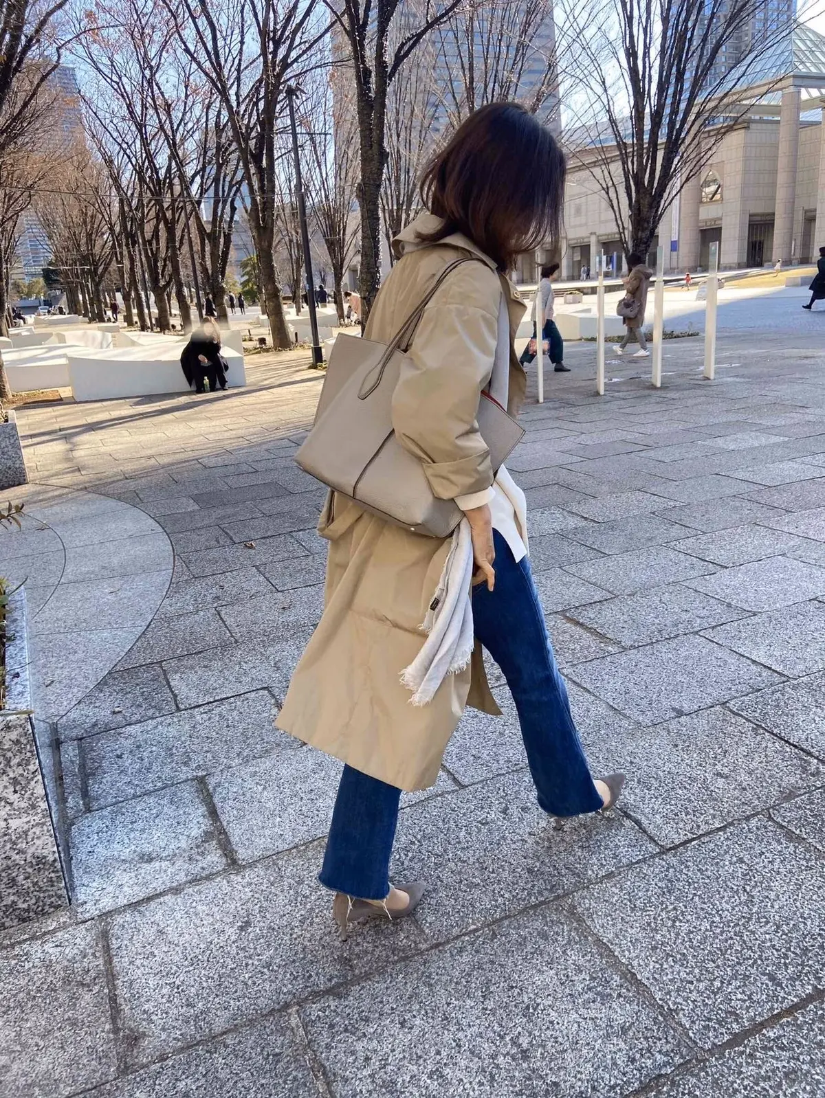 気分は春。軽やかに！トレンチ×ジーンズの画像_1