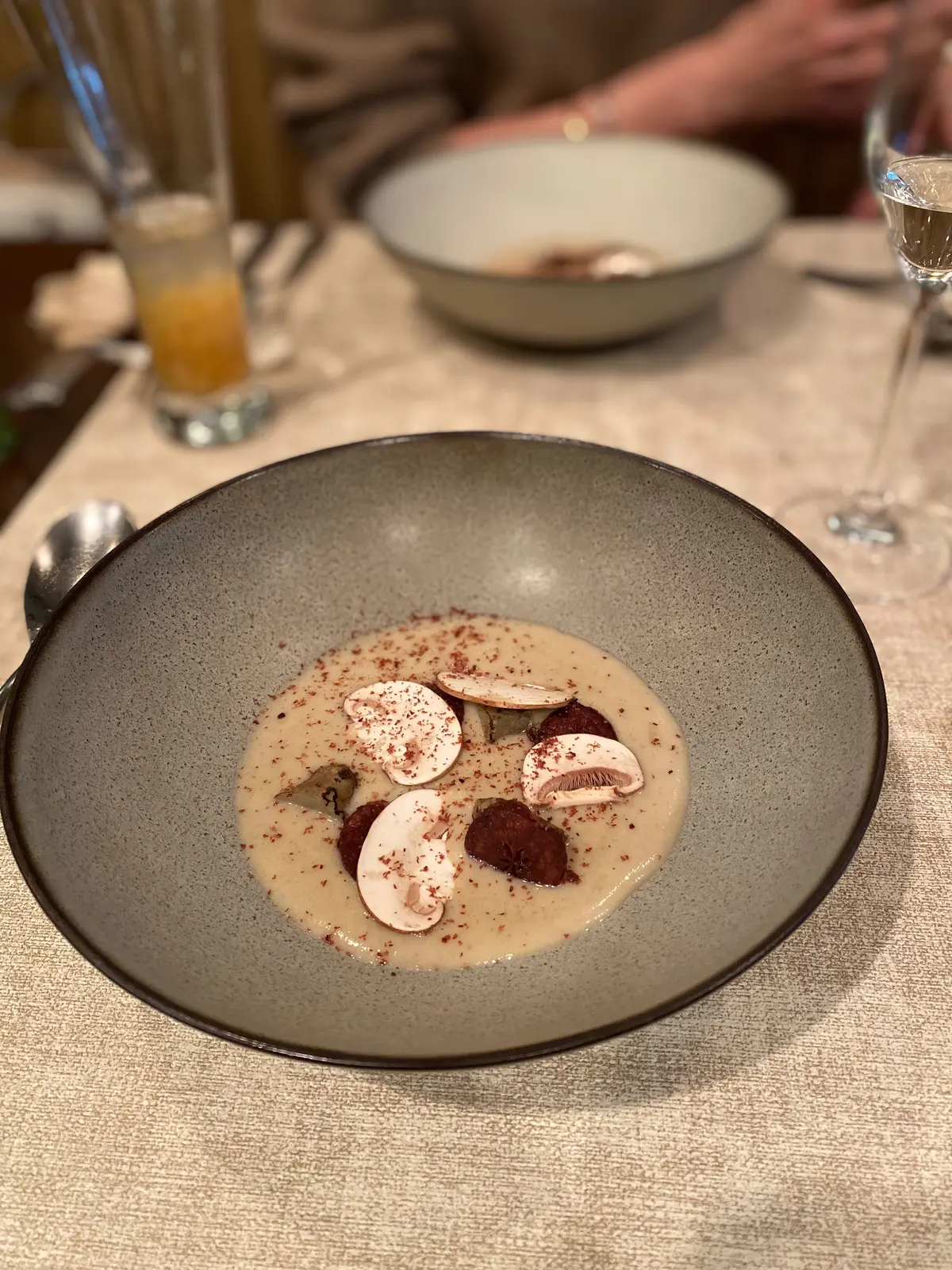 江ノ島野菜フレンチ「Suzu」のごぼうと菊芋とカカオのスープ