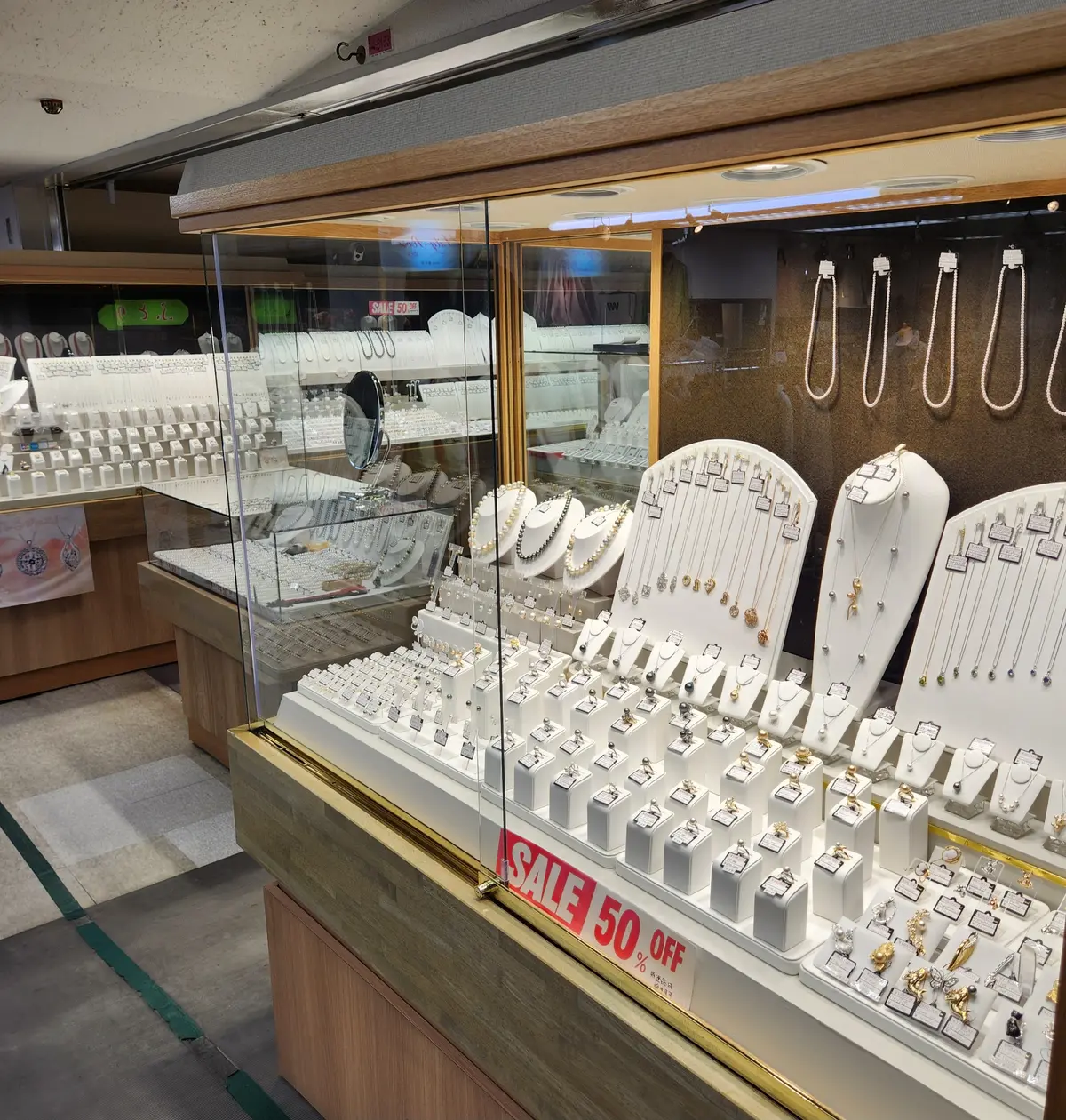 アクセサリーのお店もたくさんあります。