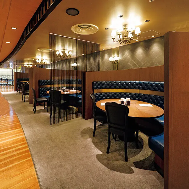 フードホール8店舗の料理を並ぶことなく、席から注文できる「プレミアムルーム」90分1テーブル￥1,000（～ 4名、要予約）