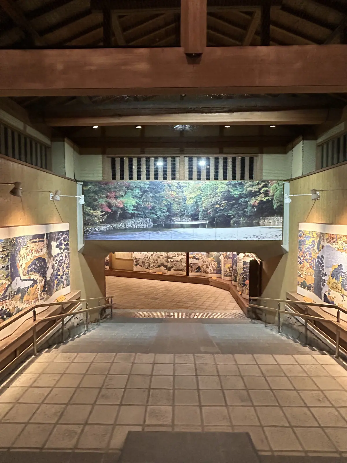 伊勢神宮　地下通路