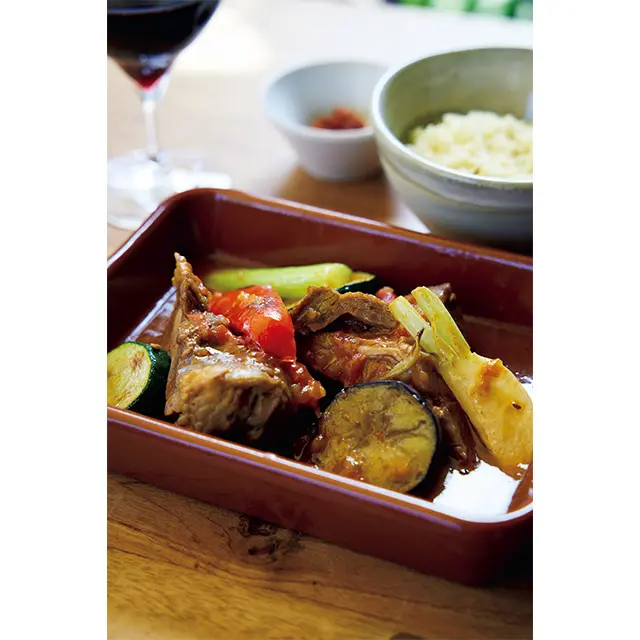 「仔羊のトマト煮 自家製アリッ サとクスクス添え」￥2,800。仔羊 のクミンの香りが食欲をそそる