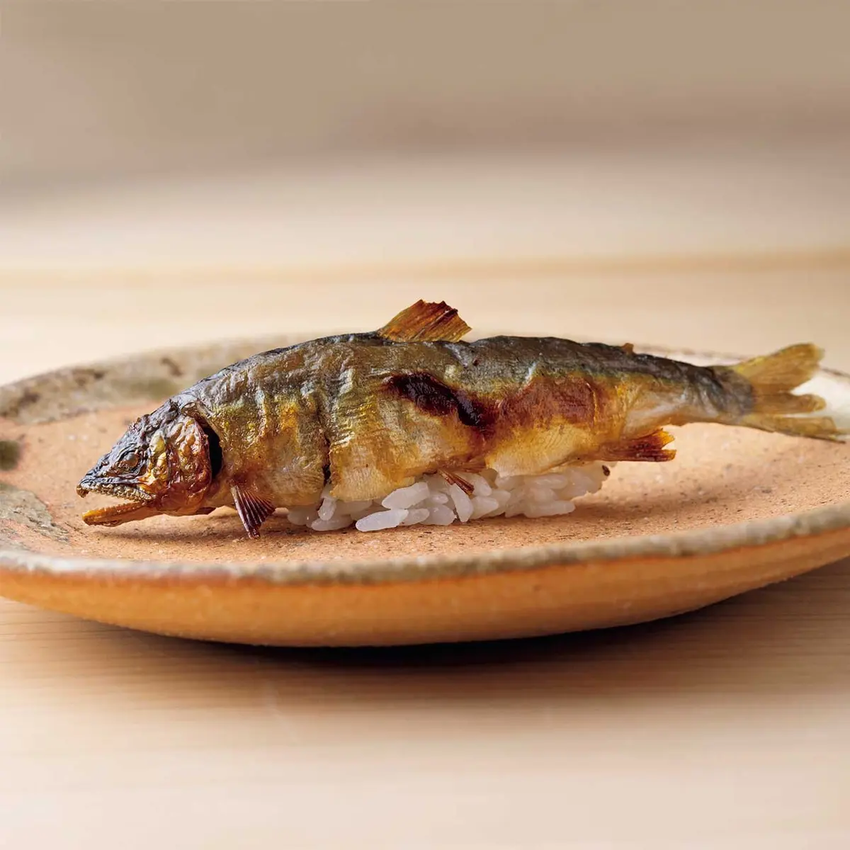 琵琶湖の鮎をカ リッと焼いて姿寿司に　