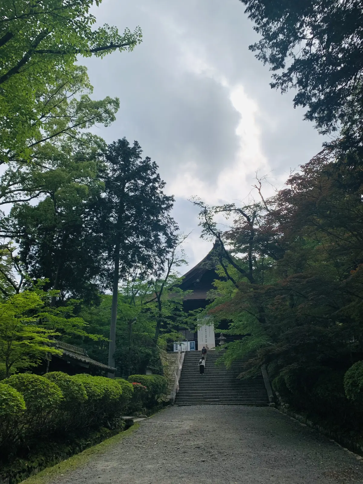 金堂に向かう階段