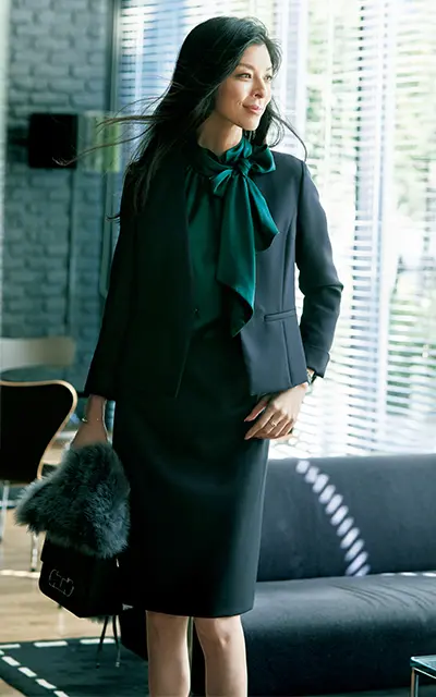 鮮やかグリーンのブラウスとジャケットコーデの生方ななえ