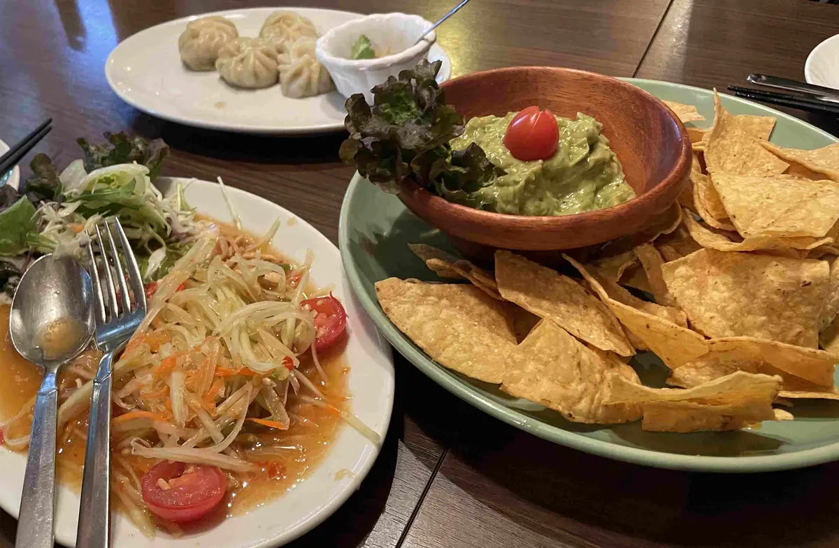 ロータスガーデン表参道　ワカモレディップとソムタム