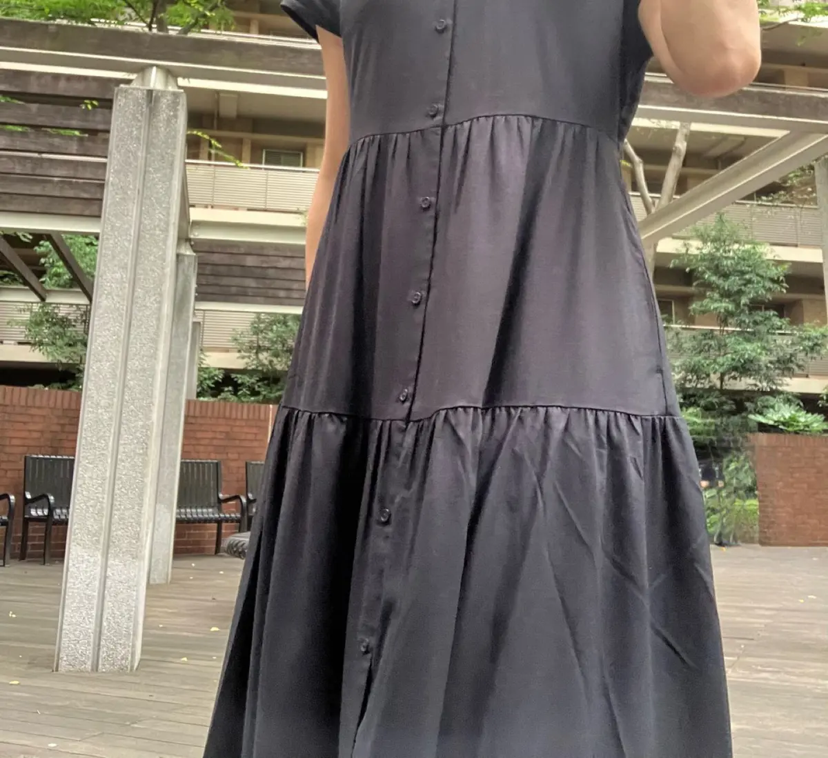 GUティアードワンピース 黒ワンピース　ワンピースコーデ ジレコーデ　アラフィフファッション　プチプラコーデ　ユニクロ シアーカーディガン