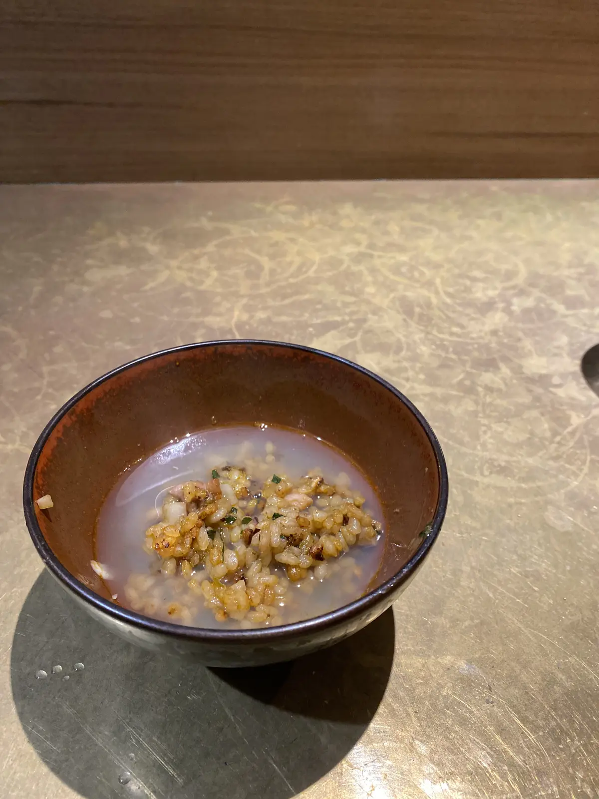 同じパエリアを鶏と蛤のスープ仕立てで二段階に楽しめる一品