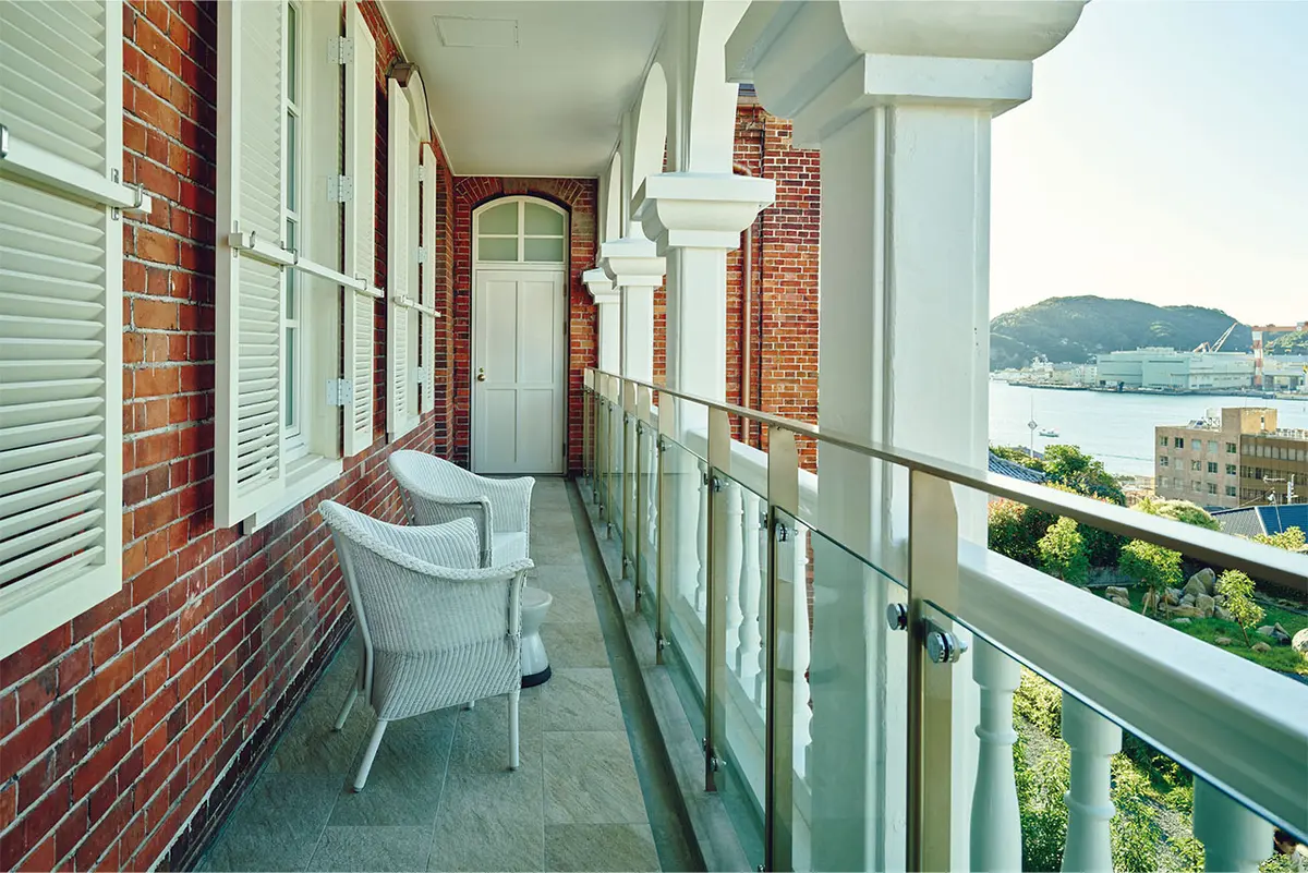 「プレミ アムツイン 本館」の一部の客室には、海を 見晴らすテラスも備わる