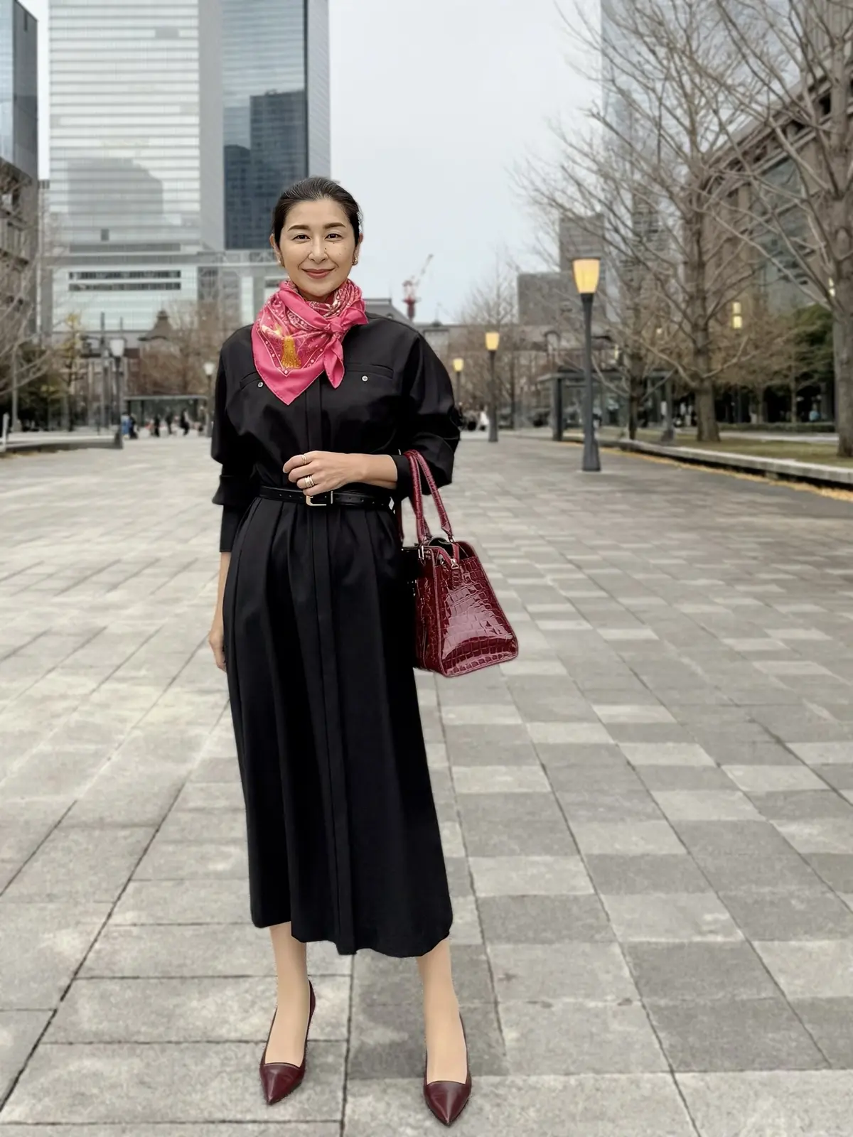 イーバイエクラ　黒ワンピース　着回し　50代ワンピースコーデ　アラフィフワンピースコーデ　エルメススカーフ　ボルドー色バッグ　ボルドー色パンプス