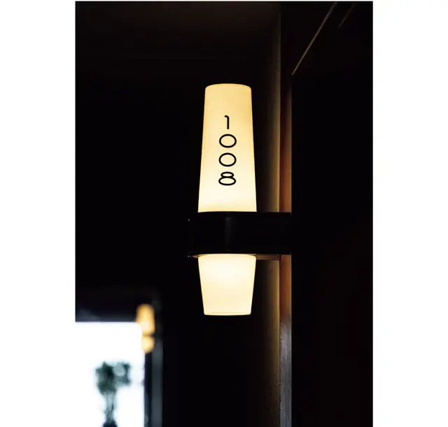 廊下のライトもミッドセンチュリーのテイスト。