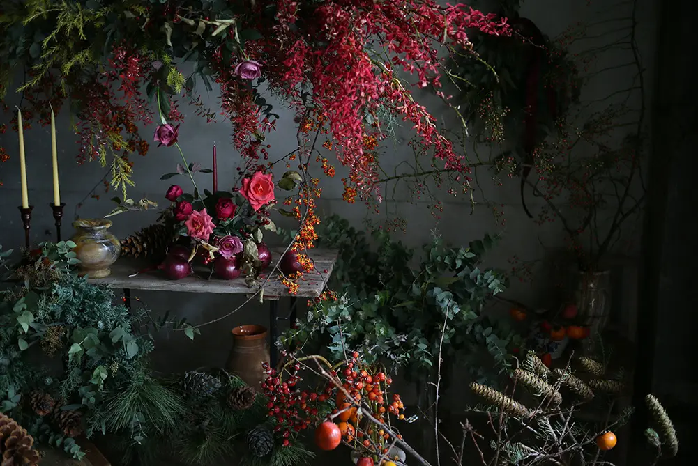 田口さんが冬をイメージして制作した空間。グリーンとレッドのハーモニー。