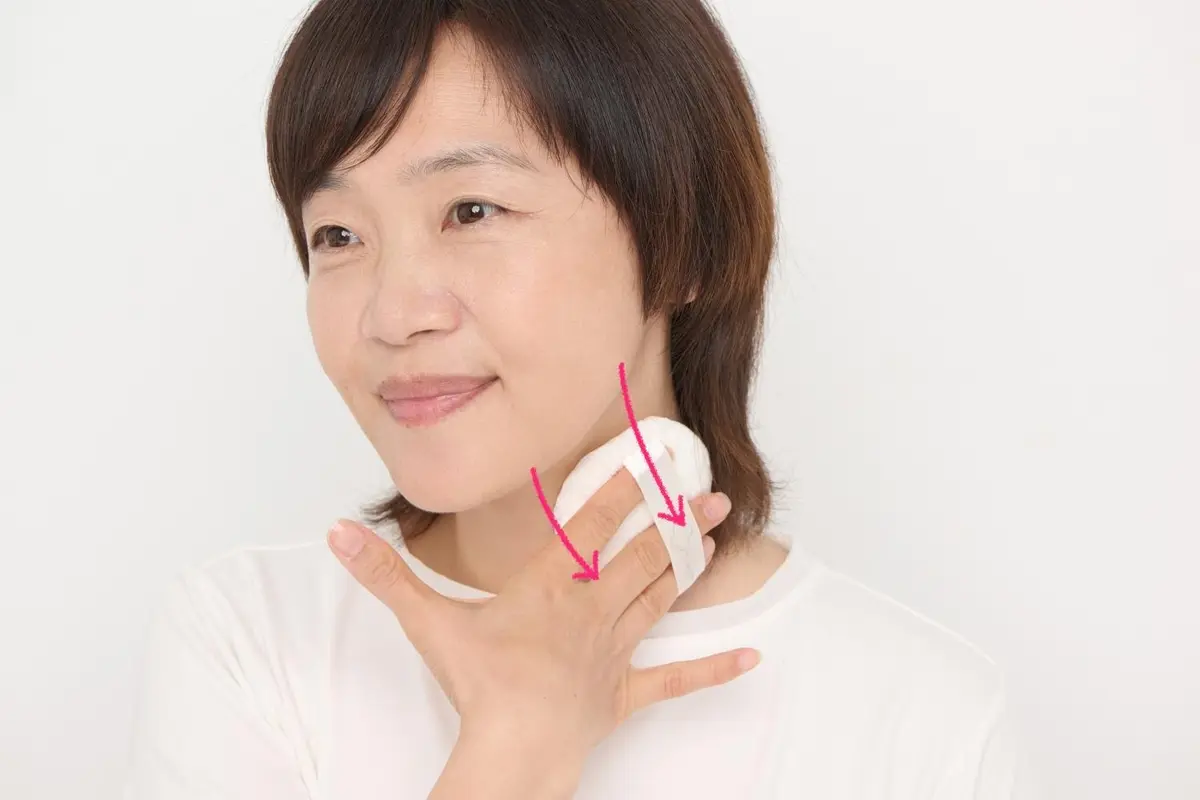 OurAge×Webエクラ 輪郭から首にかけてフェイスパウダーをなじませる