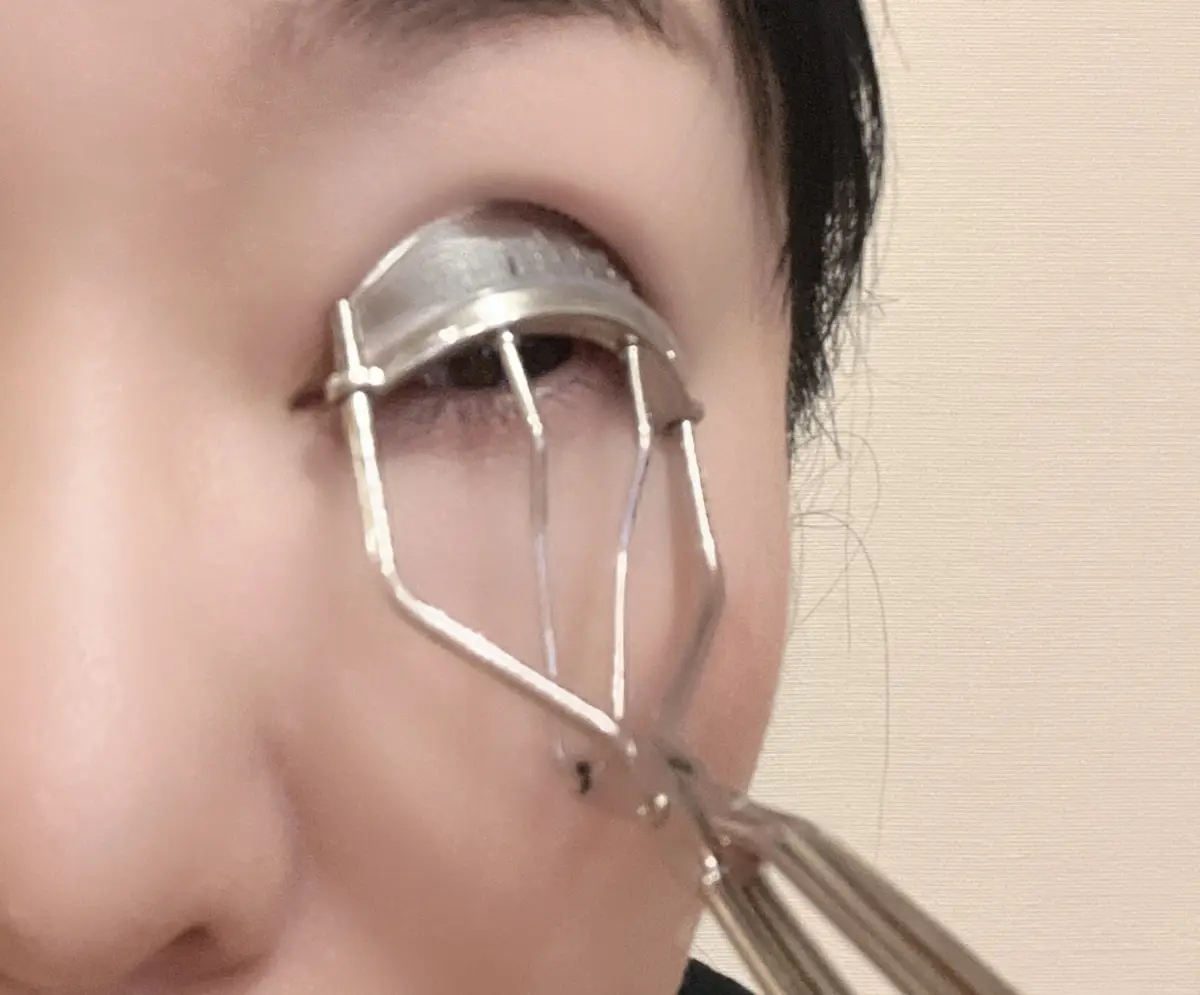 アイプチⓇ　ビューティ フィットカーラーでまつ毛をカール