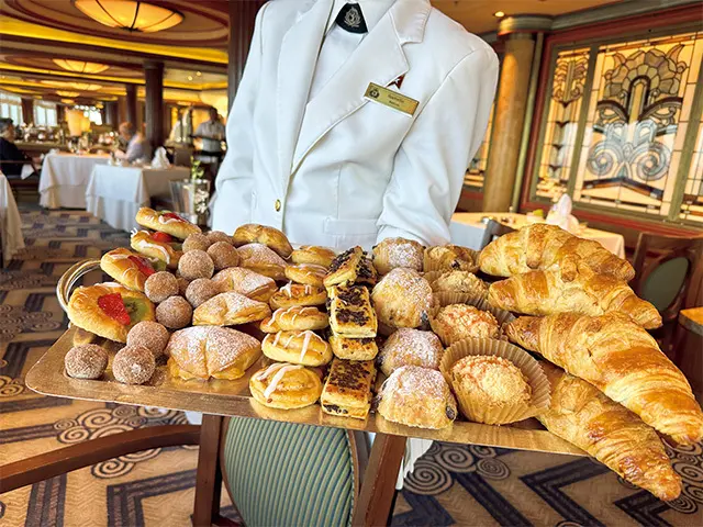 朝食も選択 肢が豊富。焼きたての ペストリー類はずらり テーブルでサービス