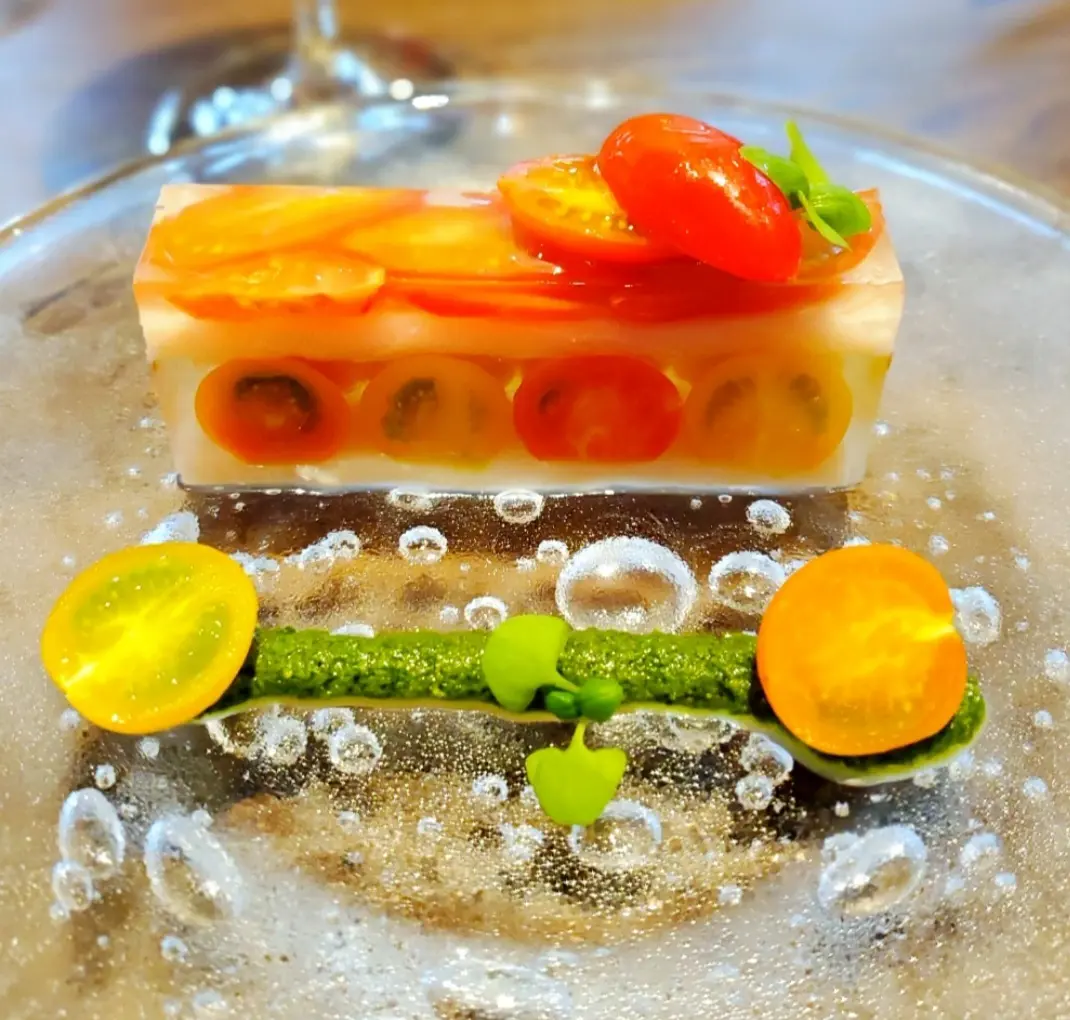 切り分けたトマトのテリーヌ