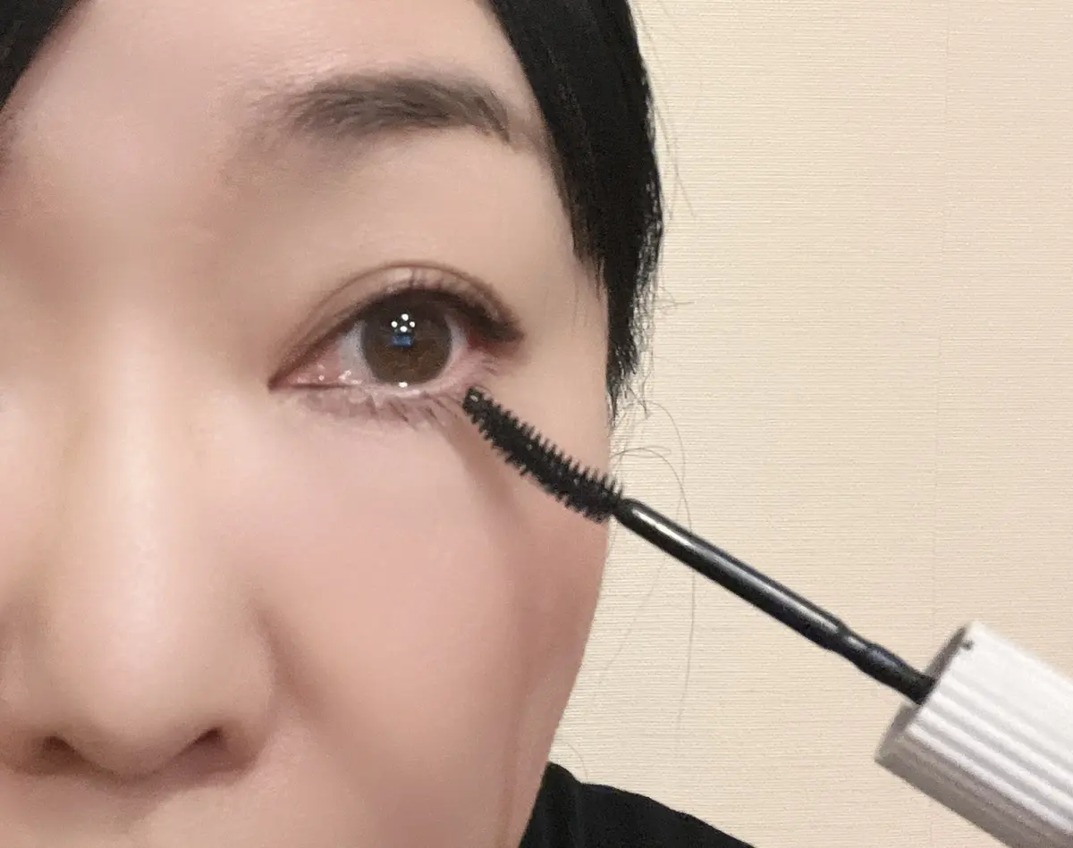 下まぶたにマスカラを塗る