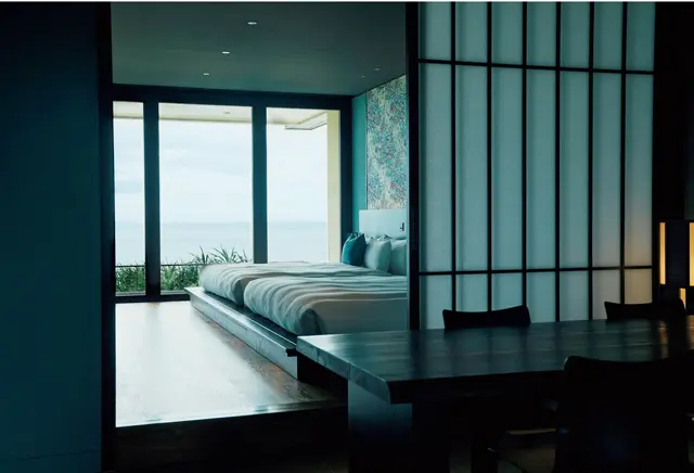 ベッドの横にはすぐ海。自然との絶妙な距離感が、心地よさを誘う