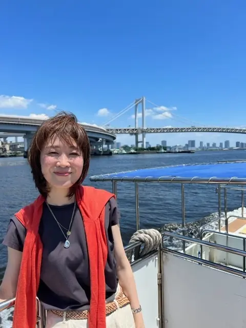 レインボーブリッジをバックに