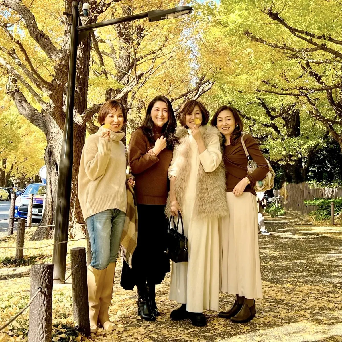 外苑前銀杏並木での友達との記念写真