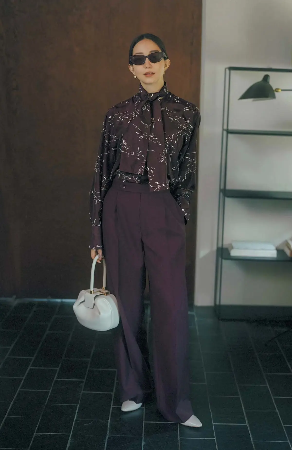 つけはずしできるボウタイでシーンに合わせてムードを変えて。大人の多面的な魅力を後押し