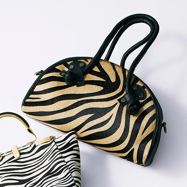 収納力の高い実用的なボストン型も、ゼブラ柄でモダンに昇華。