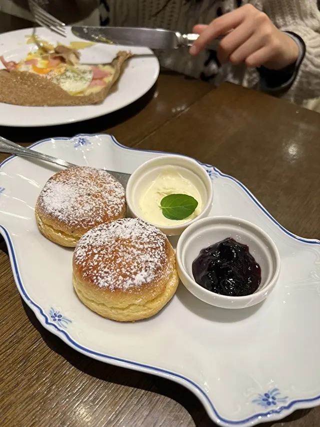 次女はガレットをオーダー！スコーンは2人で半分個！