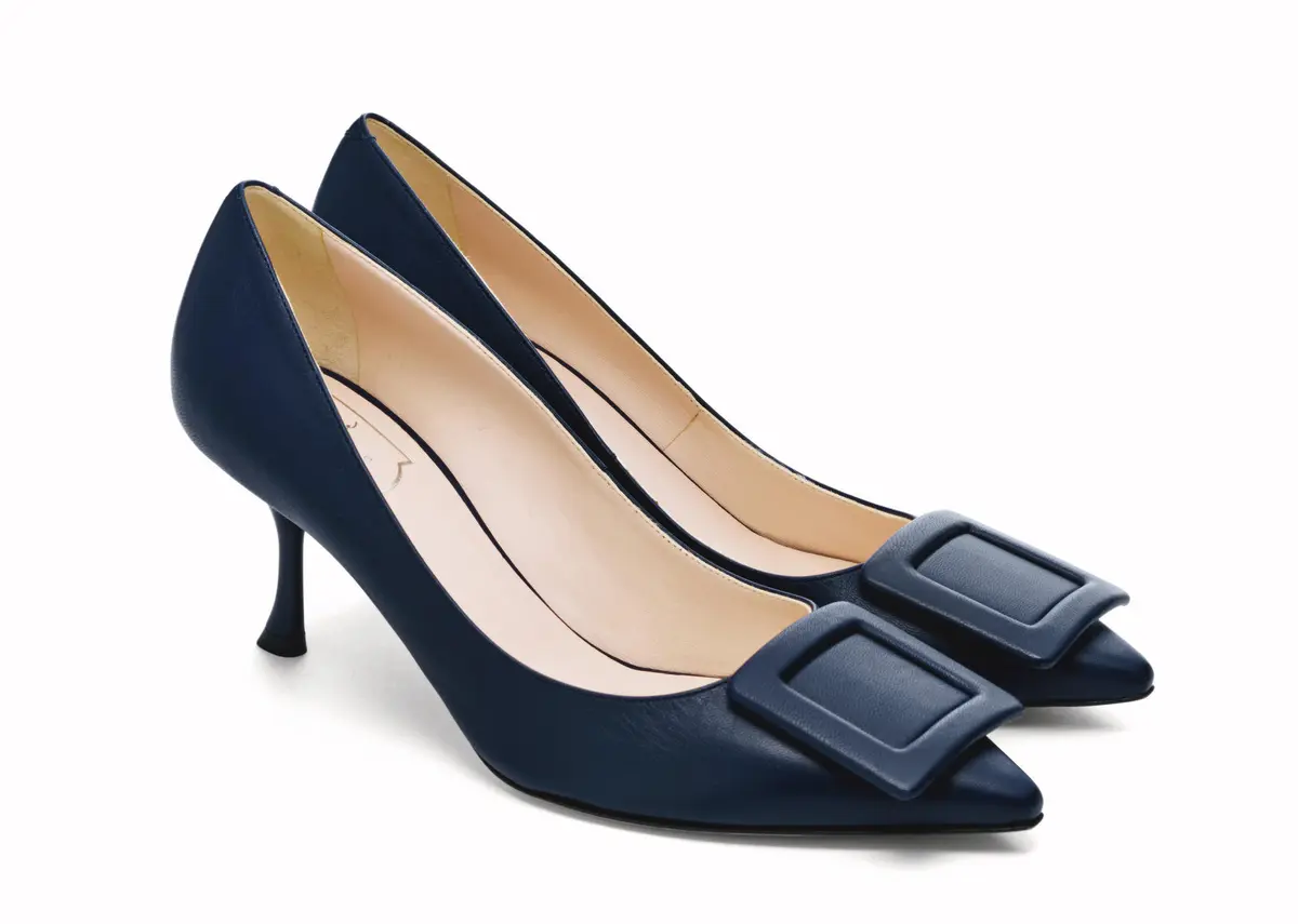 ネイビーパンプスが伝える 正統派コンサバの美学　なかなか出会えない美しいネイビ ーのパンプス。気品高いオケージョンの場で装いの格を引き上げてくれる。靴［ヒール高 6.5㎝］￥137,500／ロジェ・ヴィヴィエ・ジャパン（ロジェ ヴィヴィエ）