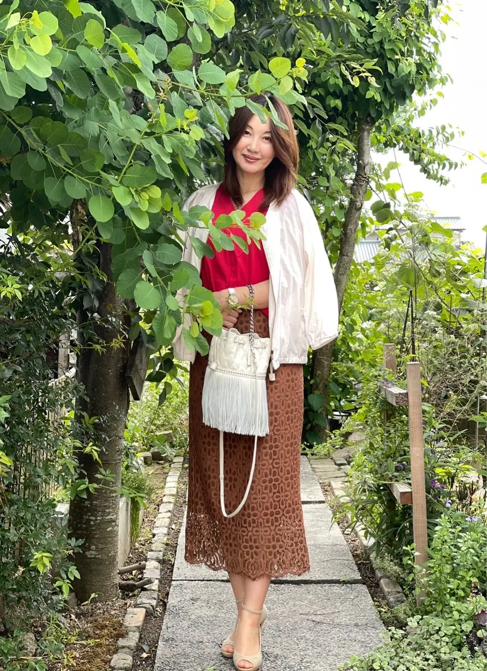 小路に立つ女性