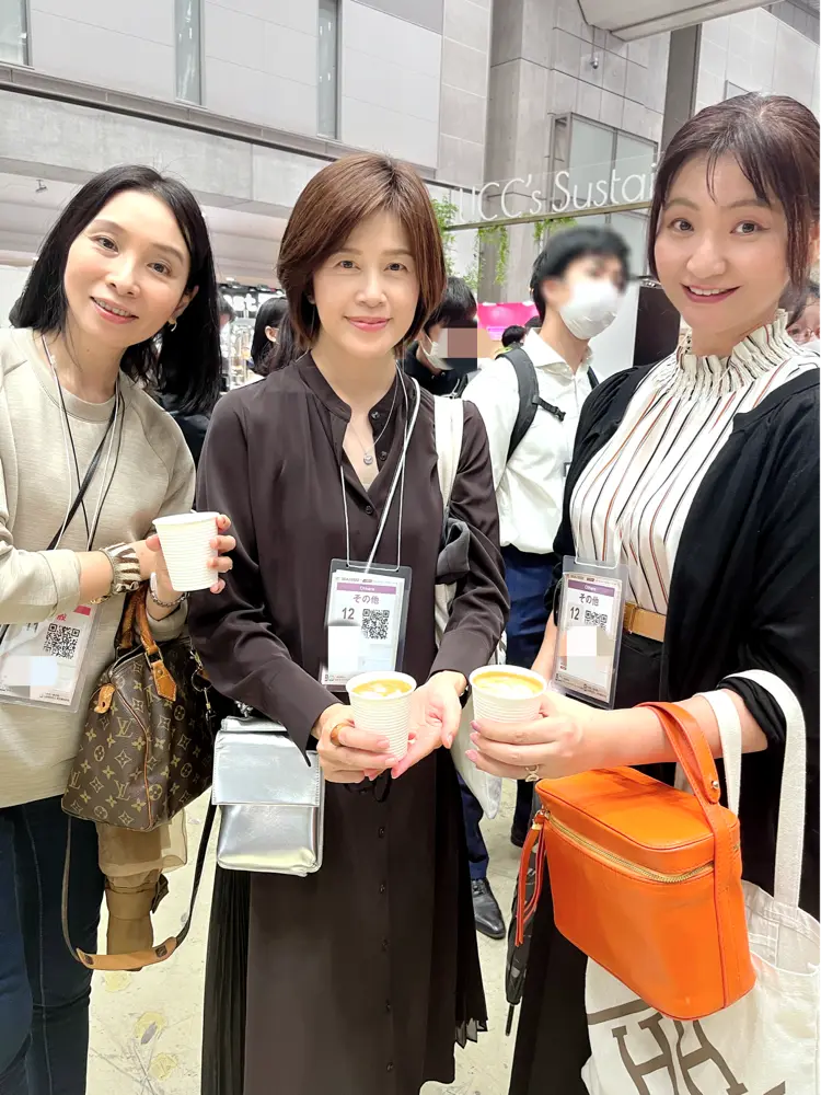 コーヒーを持って3人で