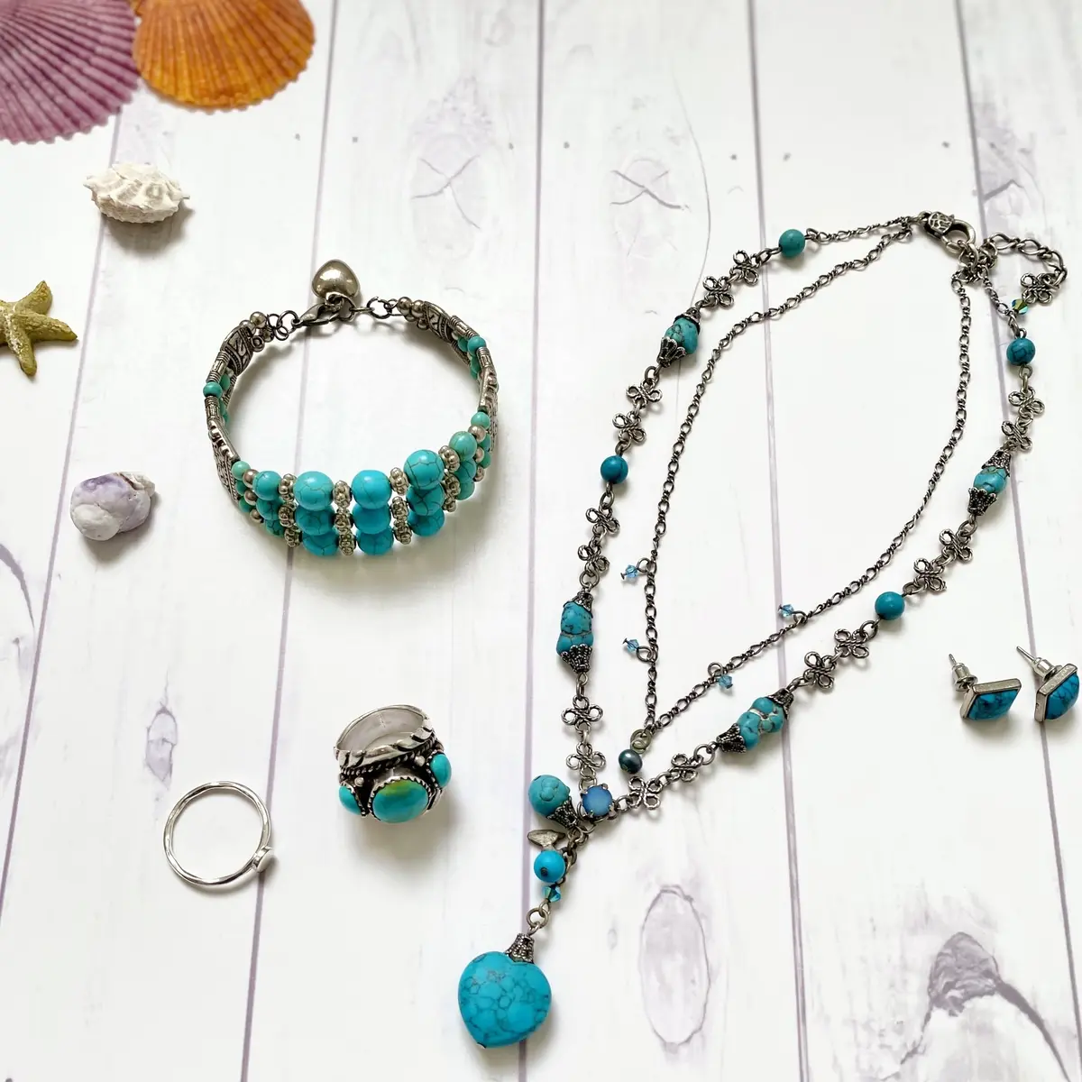 ターコイズのアクセサリーを合わせました、