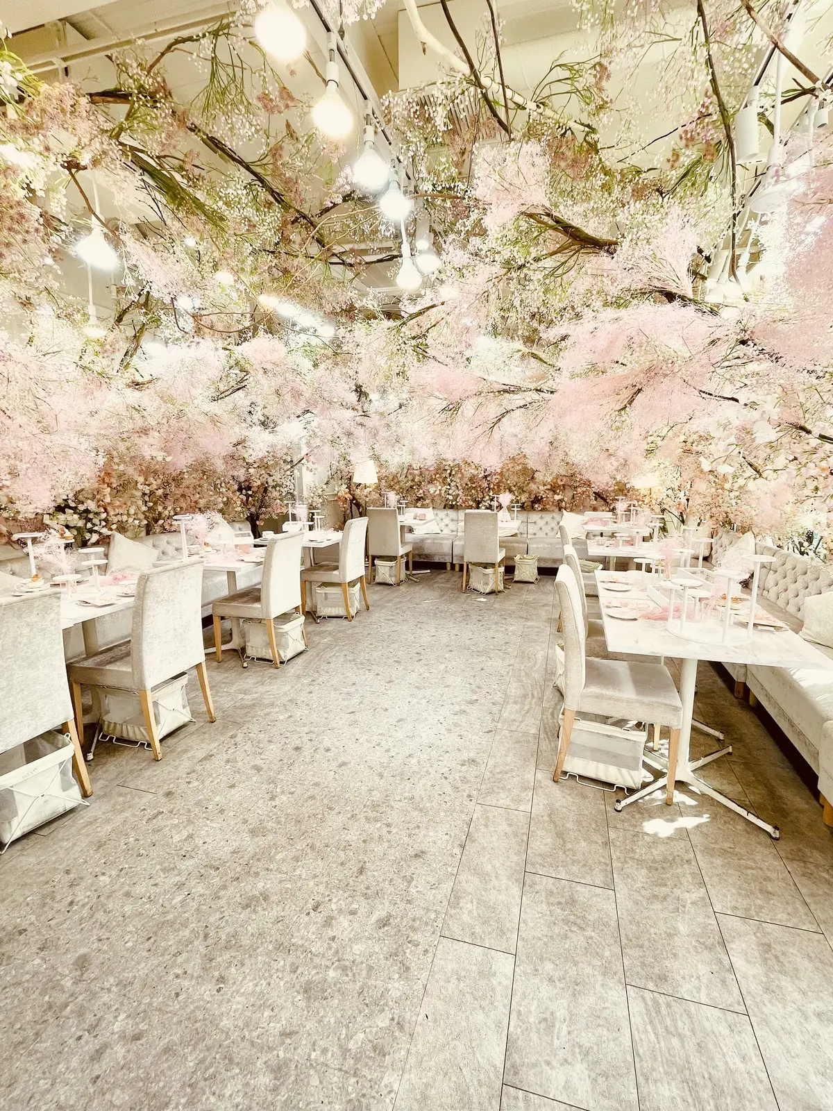 表参道、HAUTE COUTURE CAFE表参道、HAUTE COUTURE CAFE、オートクチュールカフェ、ピーチアフタヌーンティー、桃のアフタヌーンティー、桃パフェ、パフェ、ピンク、ピンクのワンピース、ワンピース、ノースリーブワンピース、ロングヘア、黒髪、可愛いアフタヌーンティー、美味しいアフタヌーンティー、豪華なアフタヌーンティー、お花の世界、店内、スイートピー、かすみそう、霞草、かすみ草、