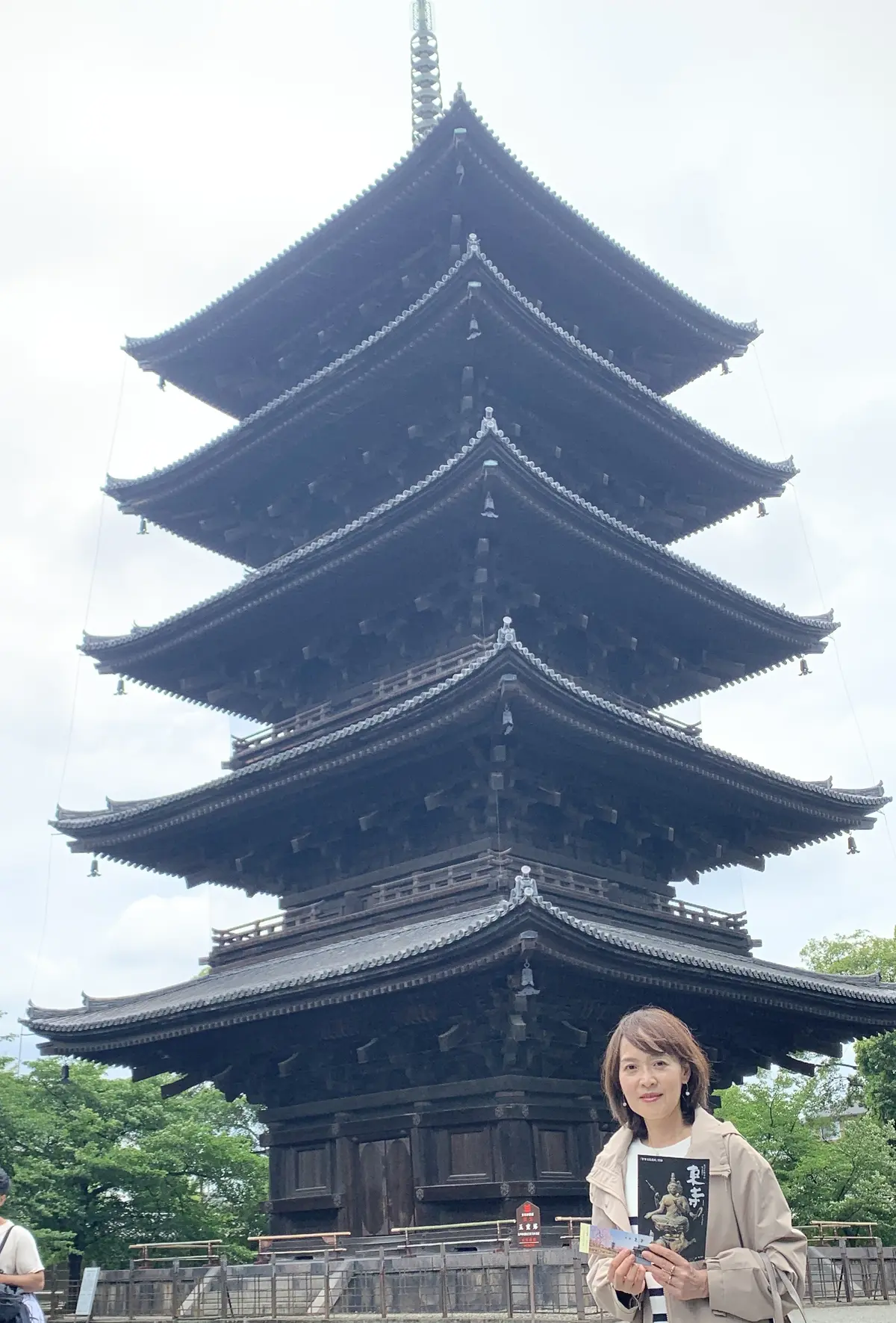五重塔をバックに写真を撮る女性