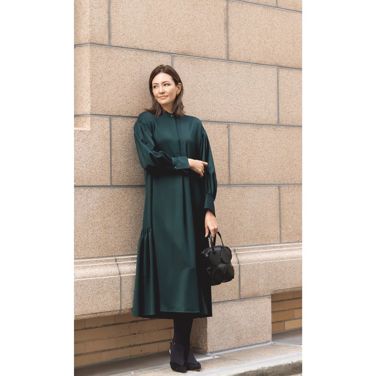 ダークグリーンのバンドカラーシャツワンピースのコーデ　モデル・RINA